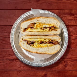 Pork Bacon & Egg Sandwich (Sándwich de Tocino de Cerdo y Huevo)